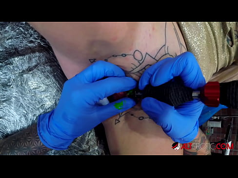 ❤️ Ekstremt tatovert hottie Sully Savage tok en tatovering på klitoris ❤ Sexvideo hos oss no.xxxdesichudai.ru ❌